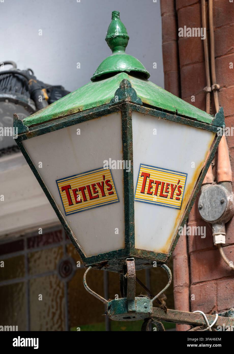 Vintage Tetley’s Bitter-Publaterne oder -Schild, die üblicherweise außerhalb traditioneller britischer Pubs angebracht ist. Stockfoto