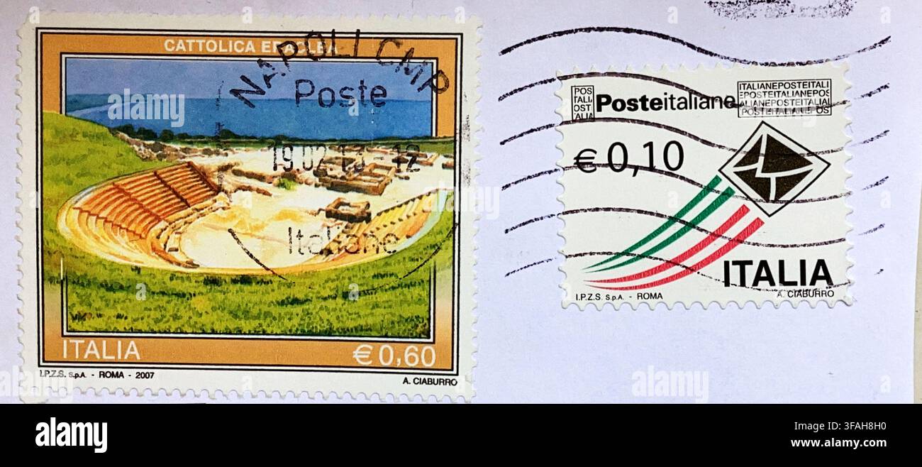 Italienische Briefmarken auf Umschlag mit antiker griechischer Bühne von Cattolica Eraclea 0,60 Euro und 0,10 Euro Briefumschlag fliegendes Log Stockfoto