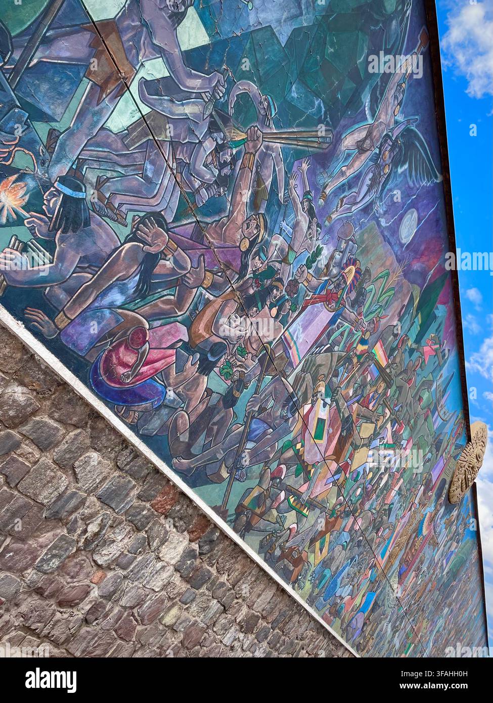 Cusco, Provinz Cusco, Peru – 24. Juli 2022: Das „Große Wandgemälde von Cusco“ wurde auf einer Inka-Mauer erbaut Stockfoto