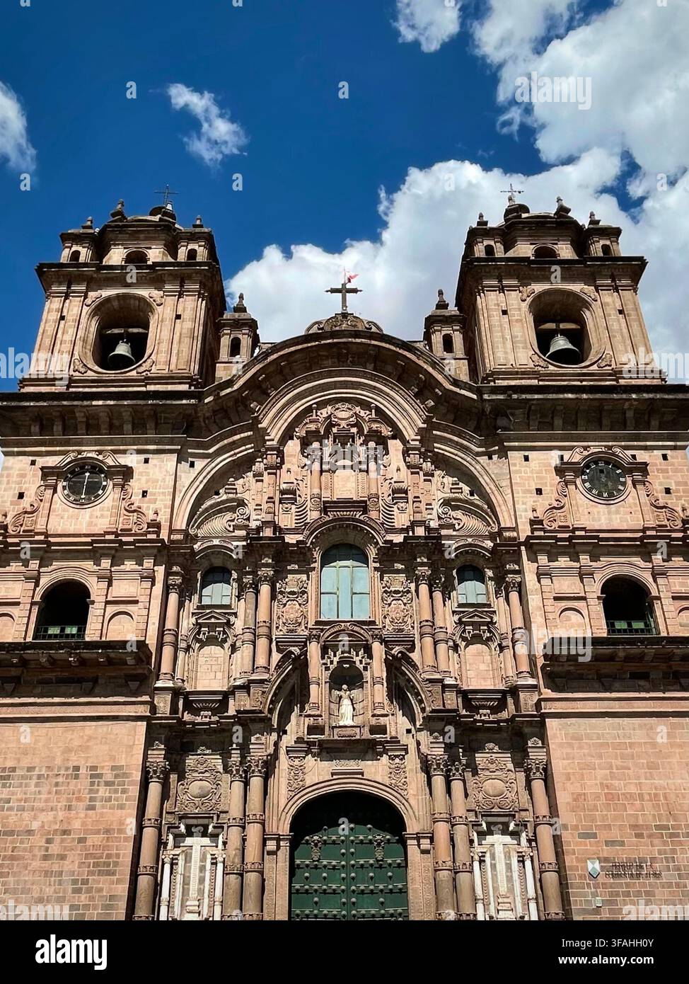 Große Kathedrale unter klarem blauem Himmel (Cusco, Peru) Stockfoto