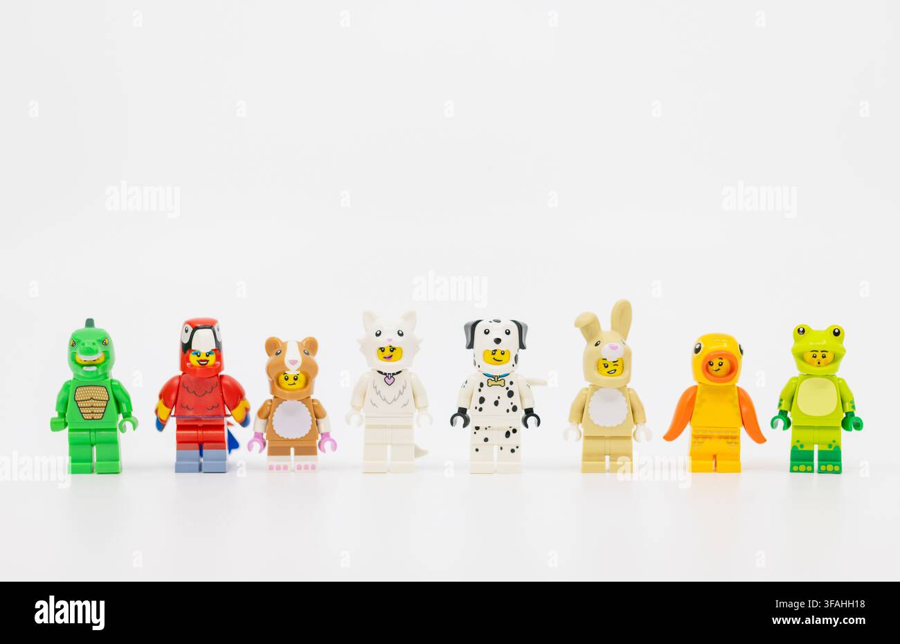 Hong Kong, 8. Juni 2026: Eine farbenfrohe Reihe von Minifiguren in Haustierkostümen, darunter Eidechse, Papagei, Hamster, Katze, Dalmatiner, Kaninchen, Goldfisch und Frosch. Stockfoto