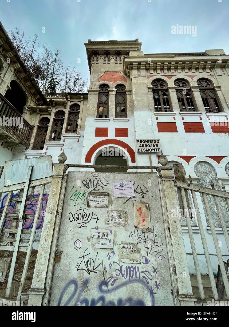 Lima, Lima Region, Peru- 29. Juli 2022: Verlassene Fassade mit Graffiti Stockfoto