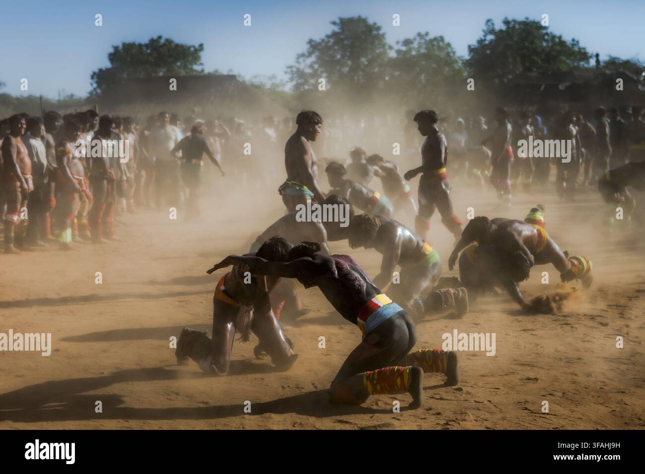 Indigene Krieger aus dem Afukuri-Dorf der Kuikuro-Ethnie streiten sich um die Huka-Huka während der Kuarup-Zeremonie im Indigenen Park Xingu Stockfoto