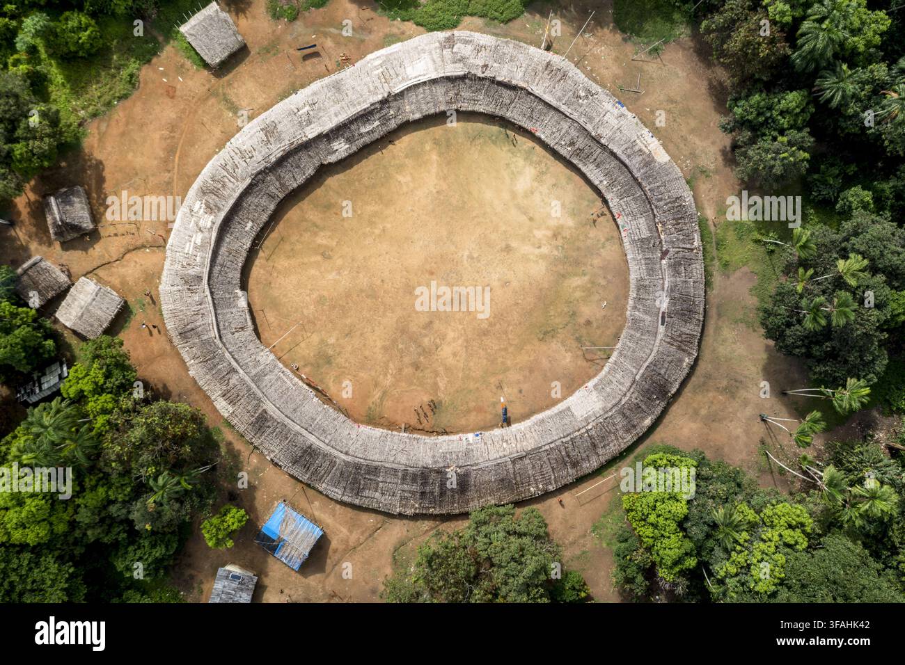 Senkrechte Ansicht einer Drohne der Maloka oder Xapono der Yanomami-Volksgruppe im Dorf Watoriki – Yanomami-Indigenes Land Stockfoto