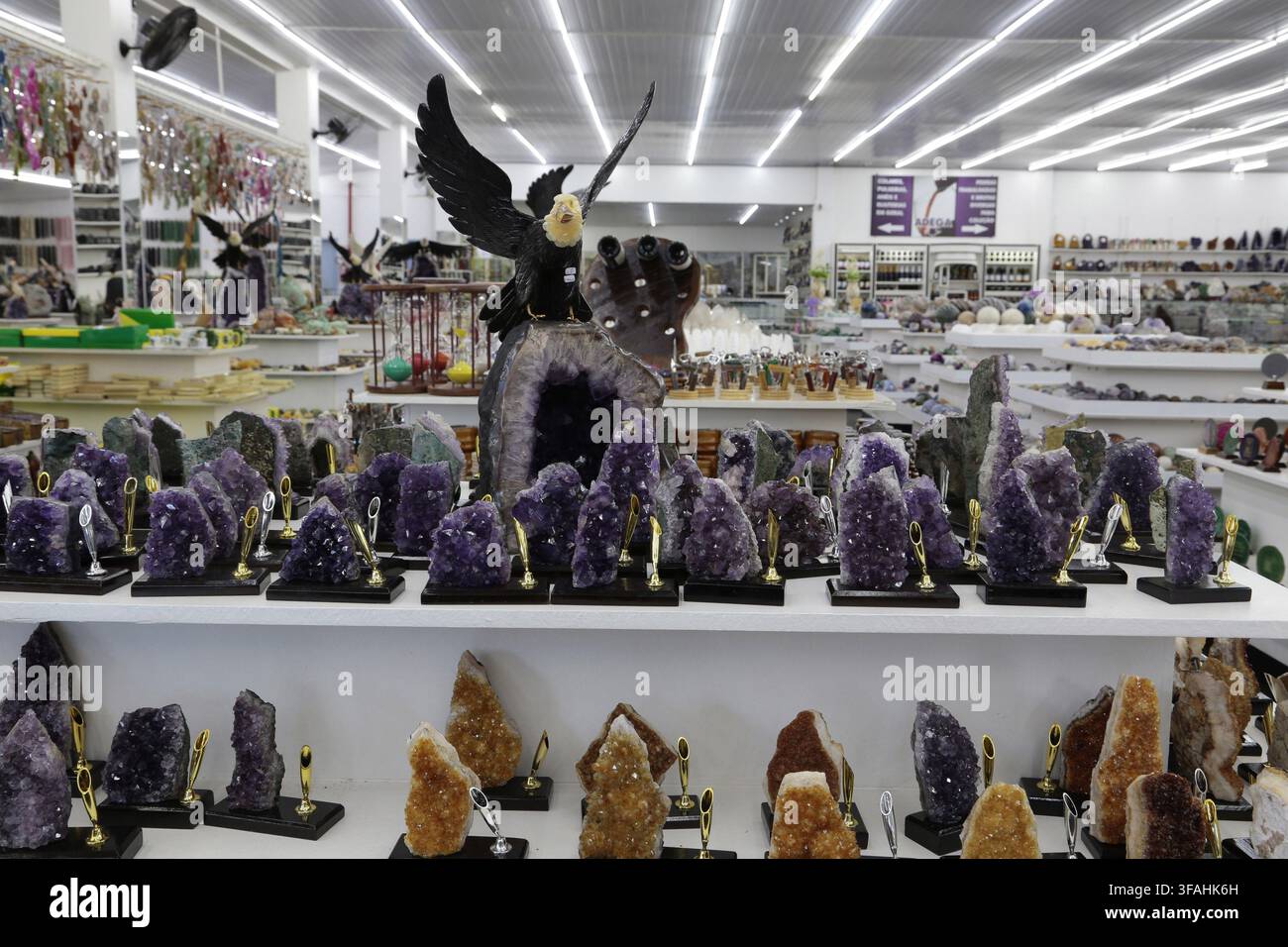 Shoppen Sie nach Dekorationsobjekten aus Edelsteinen – Stadt ??bekannt als Amethyst-Stein-Hauptstadt der Welt Stockfoto