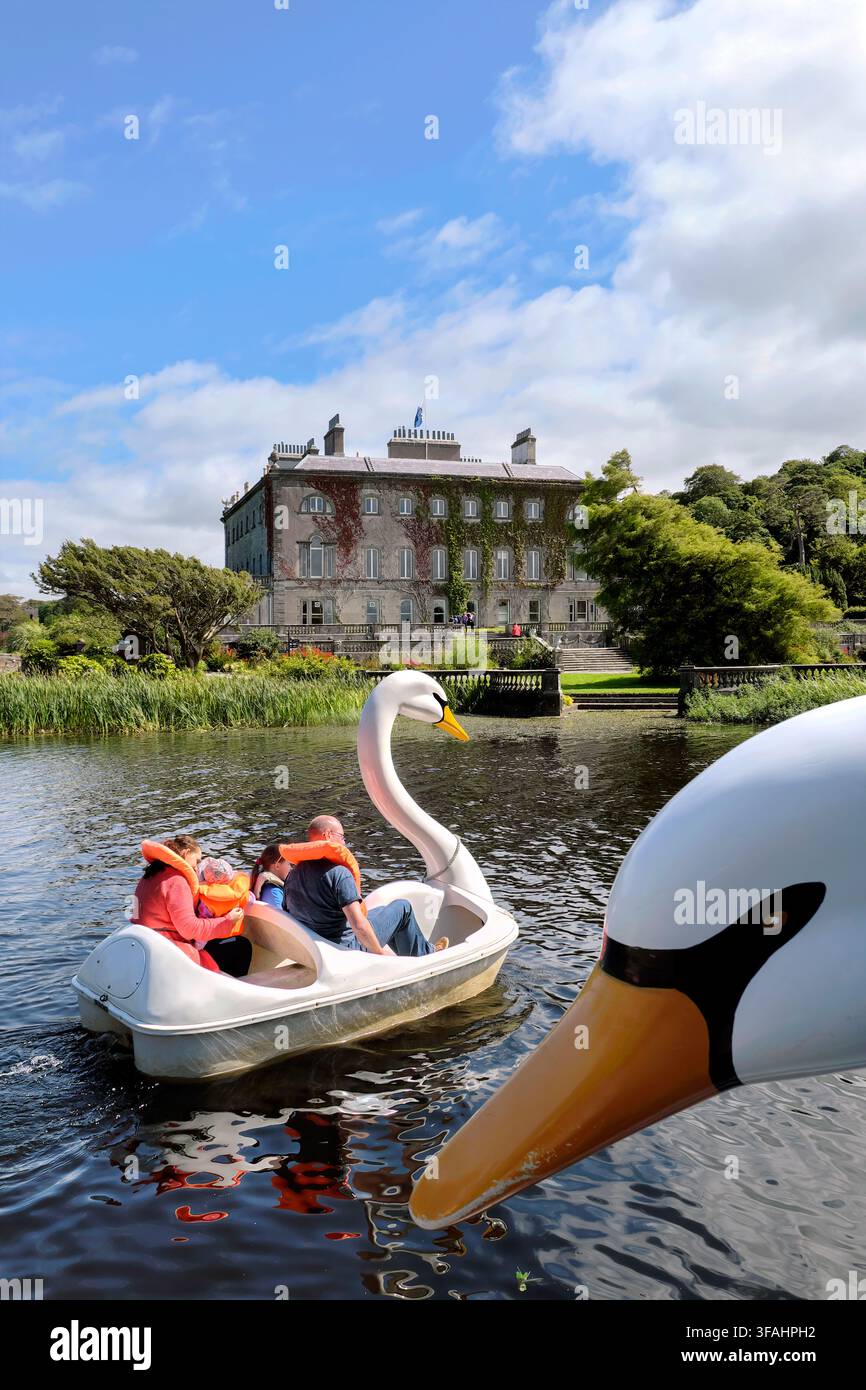 Schwanenboote oder Schwanen-Pedalos auf dem Bootssee, Westport House and Estate, Westport, County Mayo, Irland, Europa Stockfoto