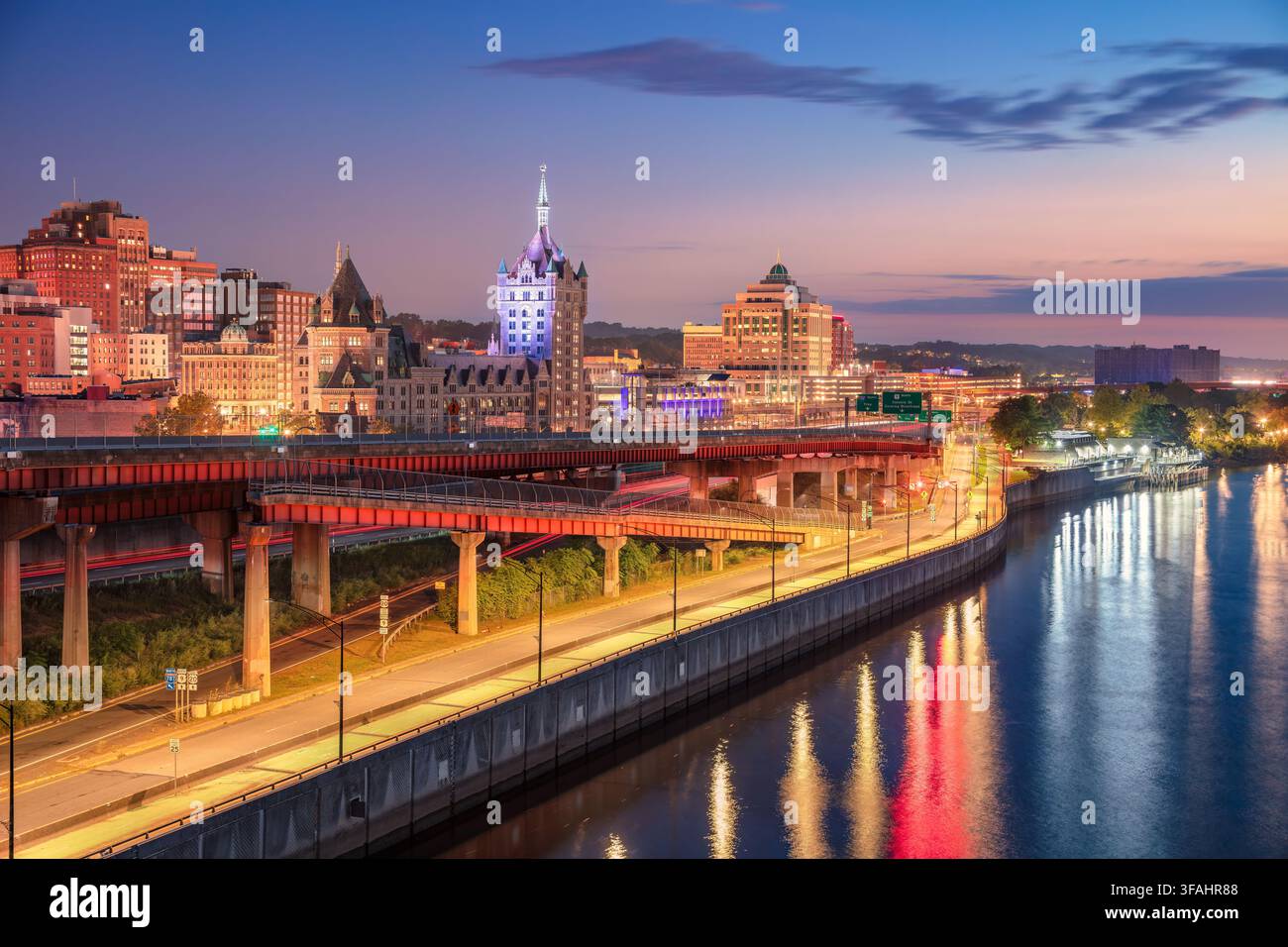 Albany, New York, USA. Stadtbild von Albany, New York mit Spiegelung der Stadt Skyline im Wasser bei wunderschönem Sonnenaufgang. Stockfoto