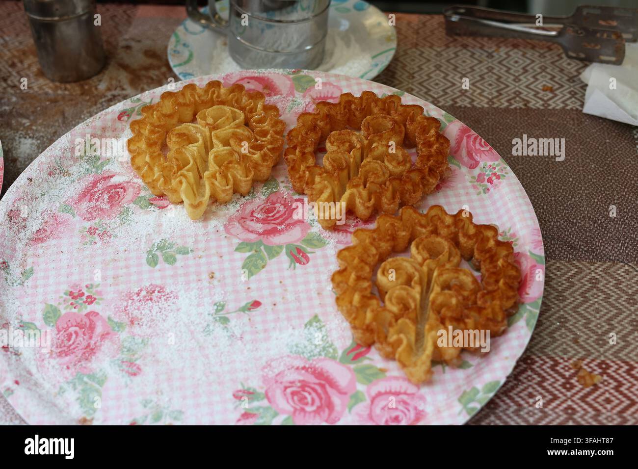 Traditionelles ungarisches Gebäck namens boldogi nagyrózsa (Große Rose von Boldog) wird auf einem Lebensmittelmarkt in Budapest, Ungarn, präsentiert Stockfoto