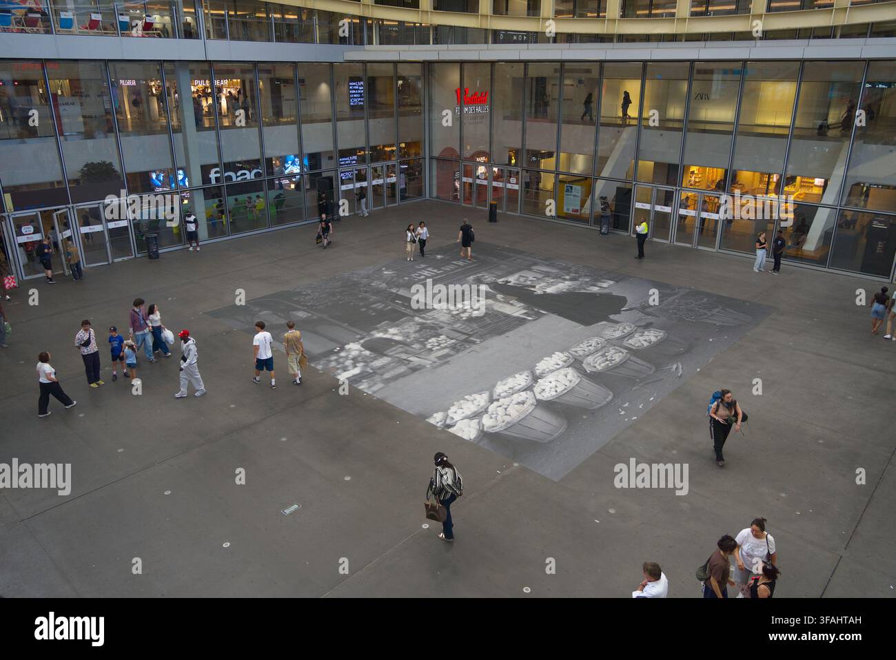Außenhandelsplatz unter dem gewölbten Glasdach an der Forum des Halles in Paris. Stockfoto