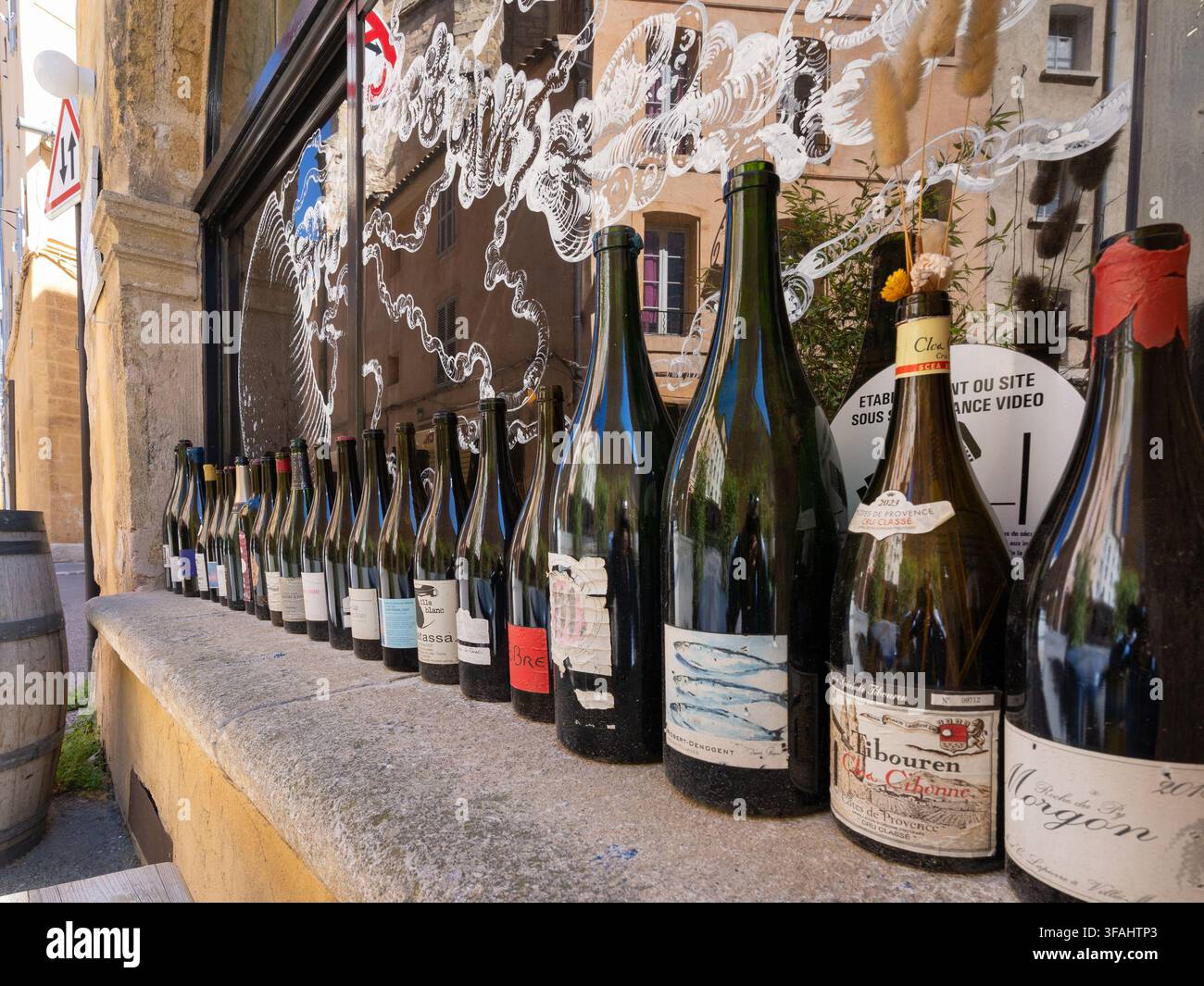 Traditionelle Weinflaschen, die vor einem örtlichen Weinladen im historischen Zentrum von Aix en Provence, Frankreich, ausgestellt sind Stockfoto