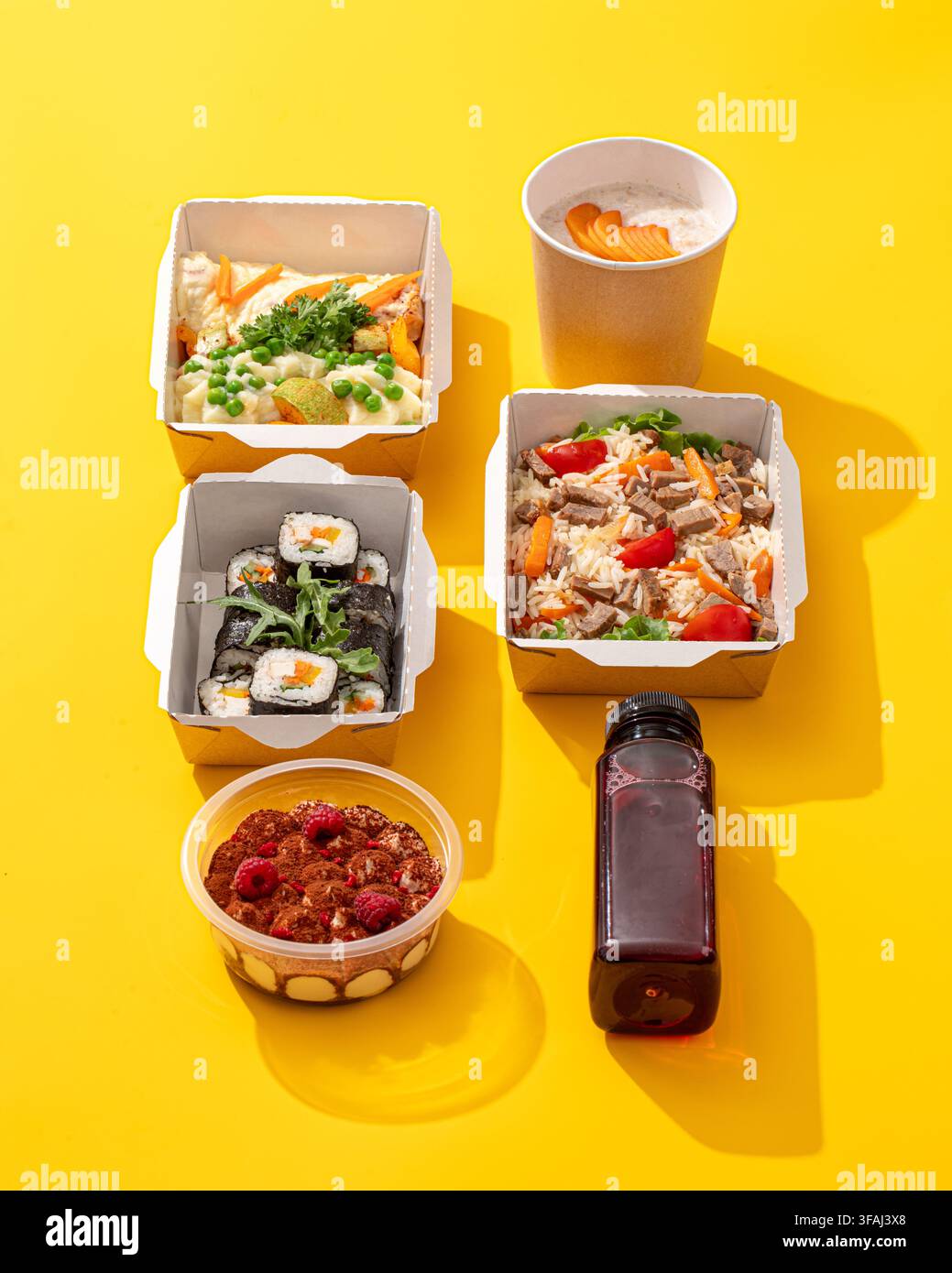 Gesunde Mahlzeitvorbereitungsboxen auf gelbem Hintergrund Stockfoto