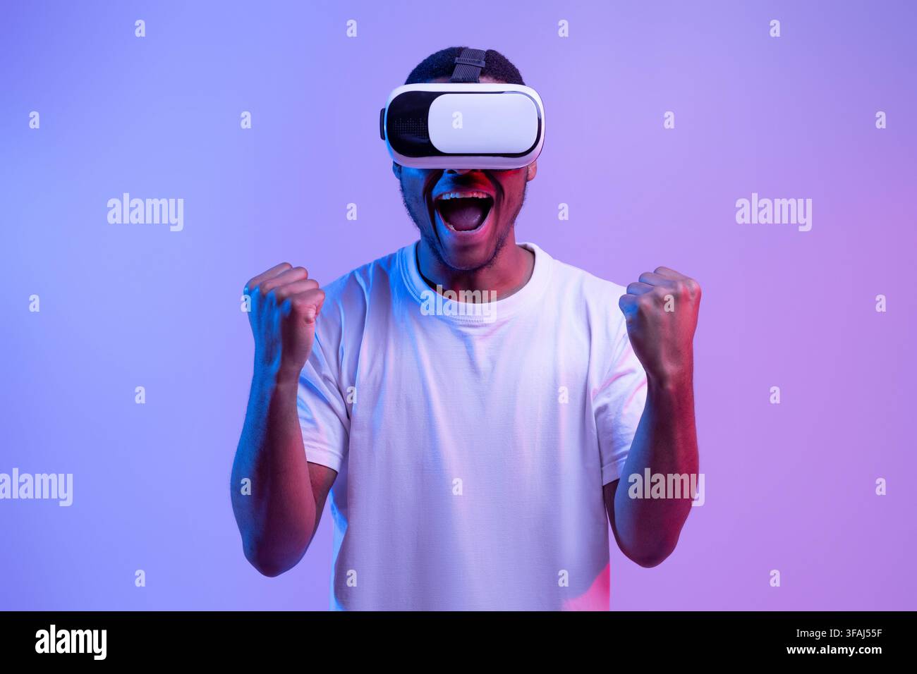 Euphoric Black Guy spielt Videospiel in VR-Brille, Ausrufen mit Aufregung Stockfoto