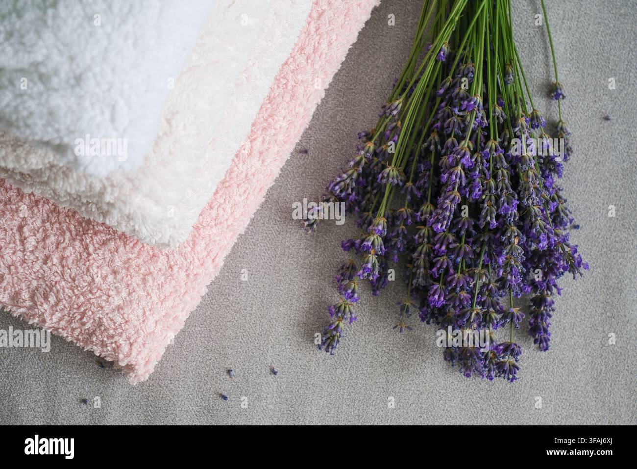 Ein Stapel Handtücher und Lavendel. Das Konzept des Schutzes von Kleidung vor Motten Stockfoto