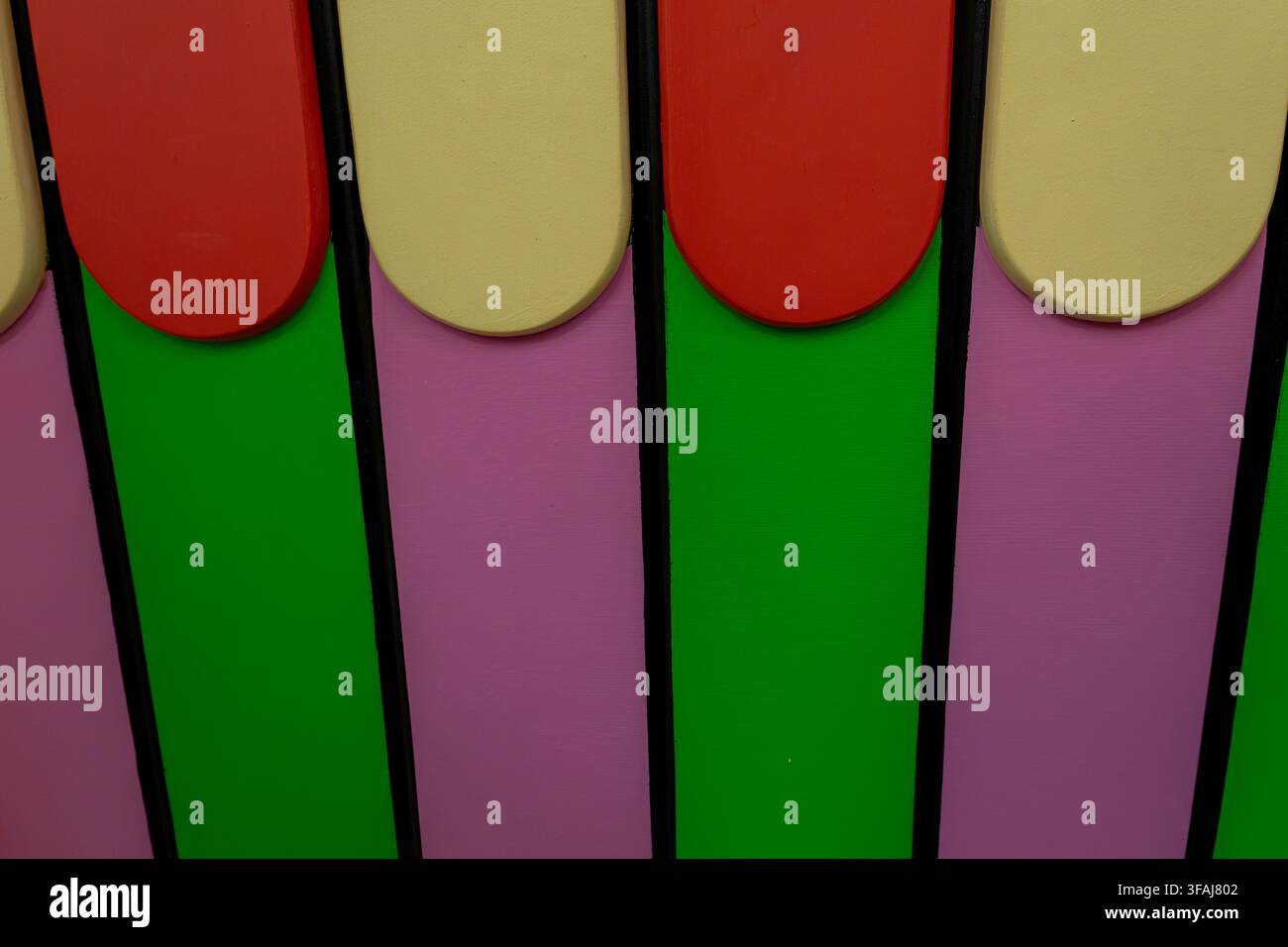 Screenshot der Funktionen der Stockfotografie-Upload-Plattform zeigt ein dunkles Theme UI mit ausgefüllten Formularen für Titel, Beschreibung, Kategorien und fünfzig individuelle englische Stockfoto