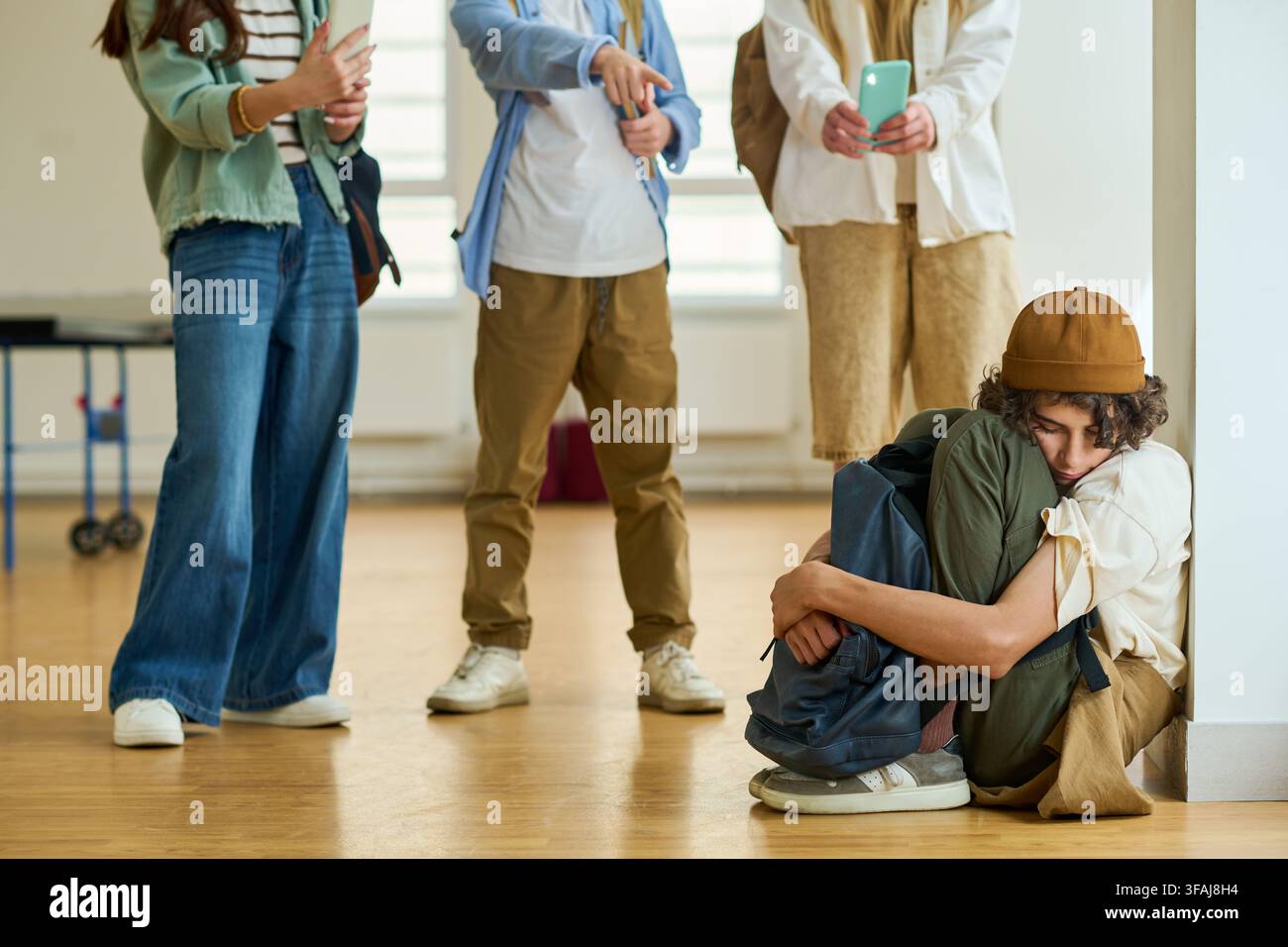 Trauriger Teenager-Junge, der unter Cybermobbing und Schulmobbing leidet Stockfoto