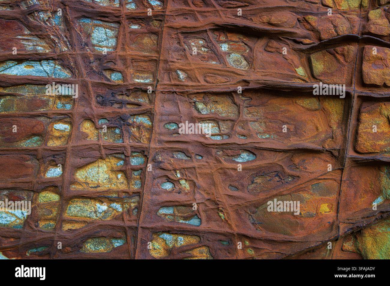 Helle Gesteinsoberfläche mit braunen Mineraladern und feinen Rissen. Natürliche abstrakte Textur mit organischen geologischen Mustern und hoher Detailgenauigkeit Stockfoto