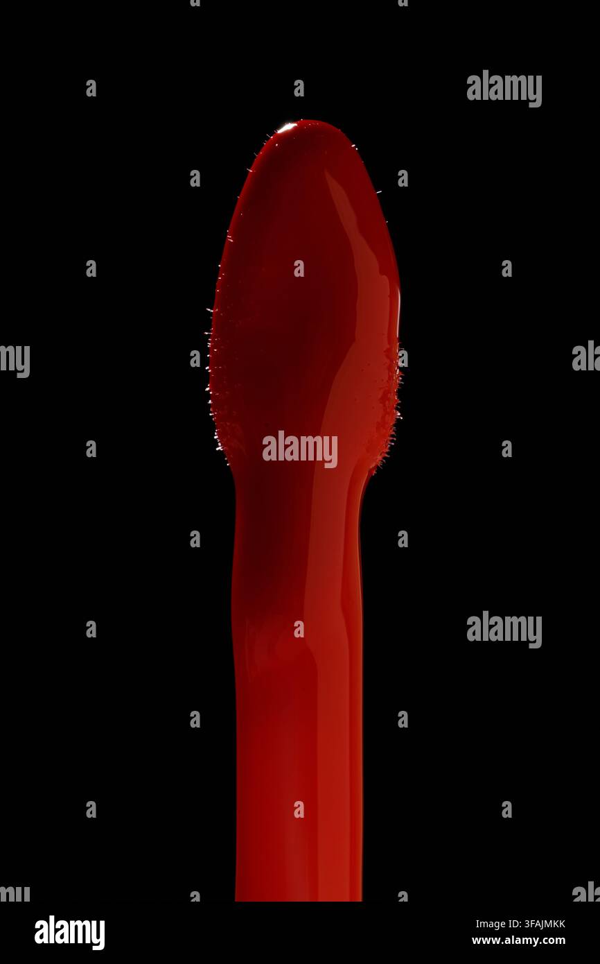 Applikator für rotes Lipgloss, Kosmetikpinsel für Schönheit, flüssiger Rouge, Lippenstift Stockfoto