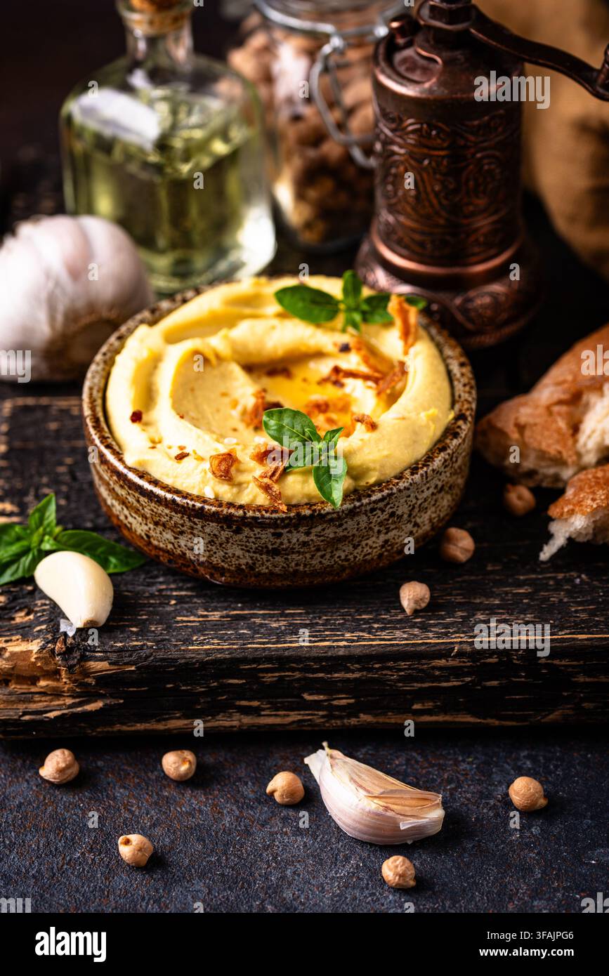 Traditioneller Hummus mit Kichererbsen, Paprika, Olivenöl – Orientalischer oder jüdischer traditioneller Snack Stockfoto