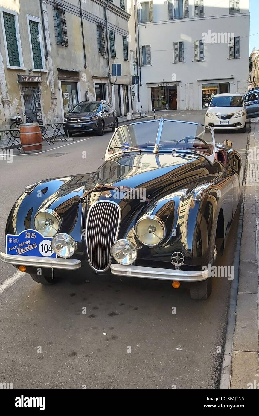 Klassische Autos versammeln sich in Mantua für den Gran Premio Nuvolari 2025. Stockfoto