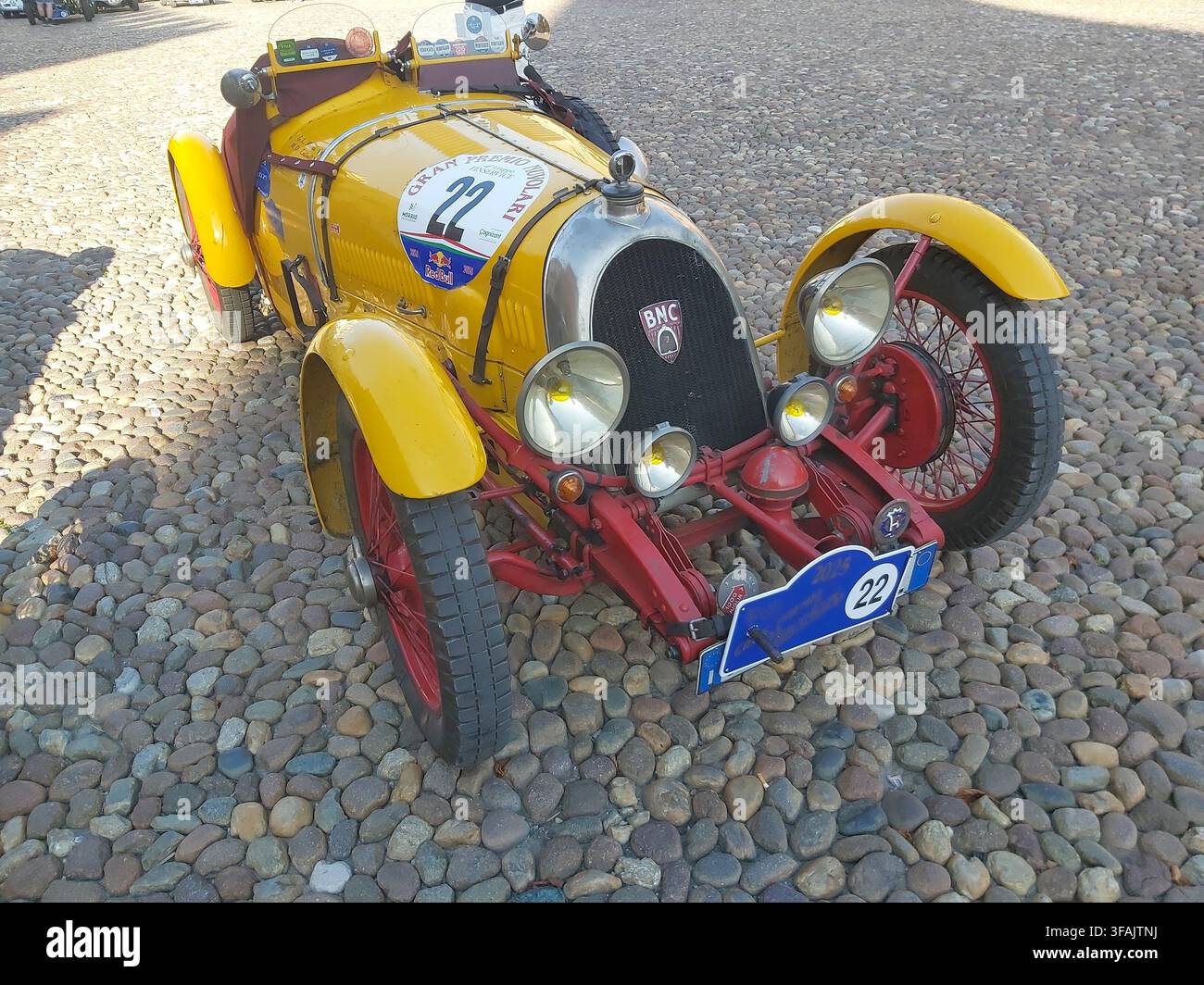 Klassische Autos versammeln sich in Mantua für den Gran Premio Nuvolari 2025 BNC 527 MONZA von 1927. Stockfoto