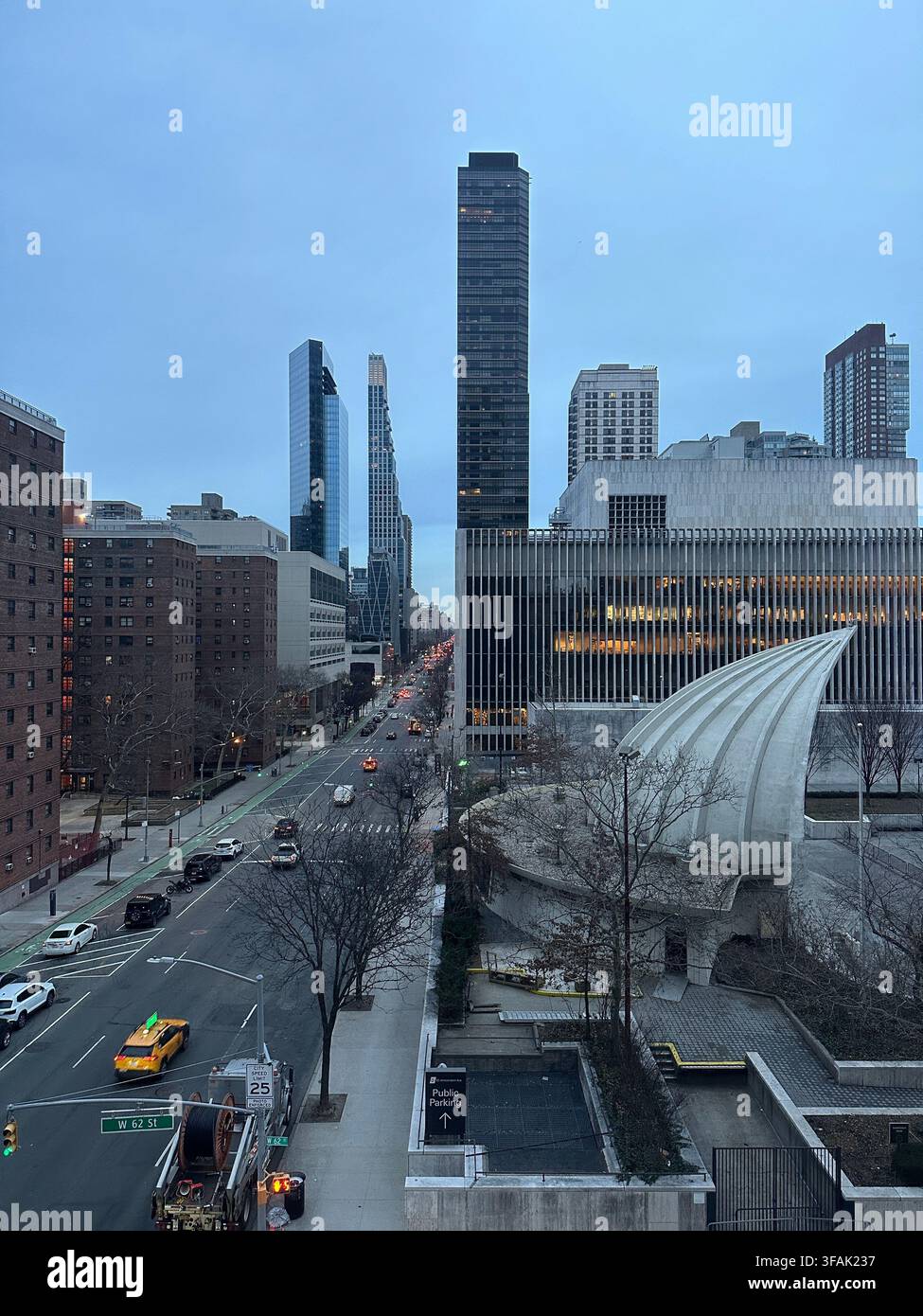New York, USA – 9. Februar 2024: Erhöhte Ansicht der Manhattan-Hochhäuser und Stadtstraßen in der Nähe des Lincoln Center bei Sonnenuntergang - Smartphone-aufgenommenes Stockfoto