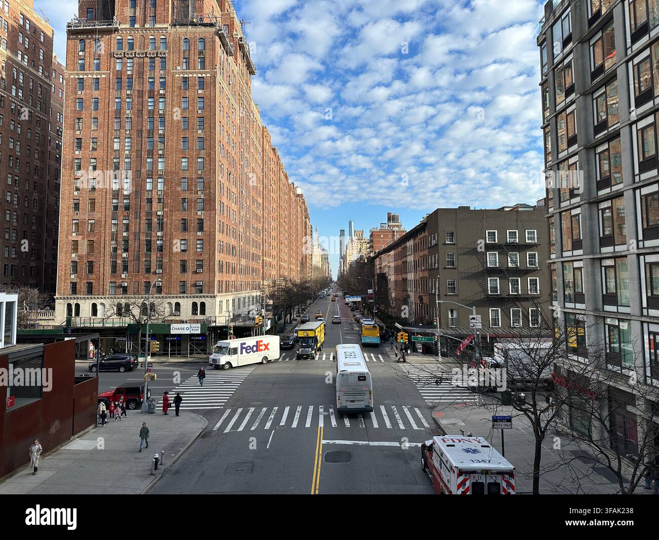 New York, USA – 9. Februar 2024: Erhöhte Tagesansicht der West 17th Street und der Manhattan-Gebäude von der High Line aus - Smartphone-aufgenommenes Stockfoto