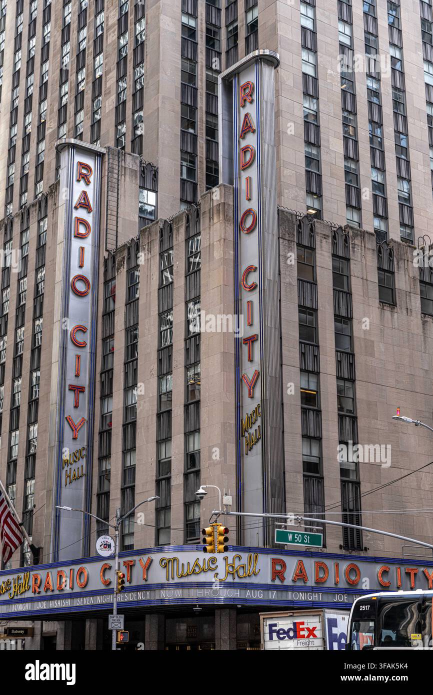 New York City, USA – Radio City Music Hall, ikonisches Art-Deco-Theater am Rockefeller Center im Midtown Manhattan. Stockfoto