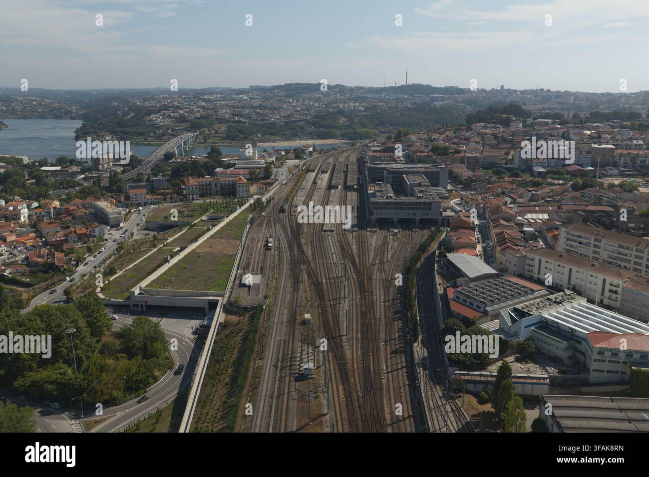 Porto, Portugal - 17. August 2026: Luftaufnahme des Bahnhofs Campanha mit seinem umfangreichen Netz aus Gleisen, Bahnsteigen und umliegenden städtischen Gebieten Stockfoto