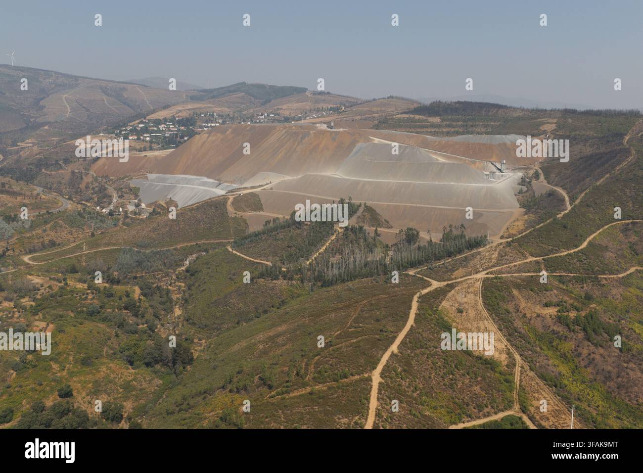 Portugal - 14. August 2026: Luftaufnahme der Panasqueira-Mine, der größten Wolframmine Europas, mit Abraumhalden und industrieller Infrastruktur Stockfoto