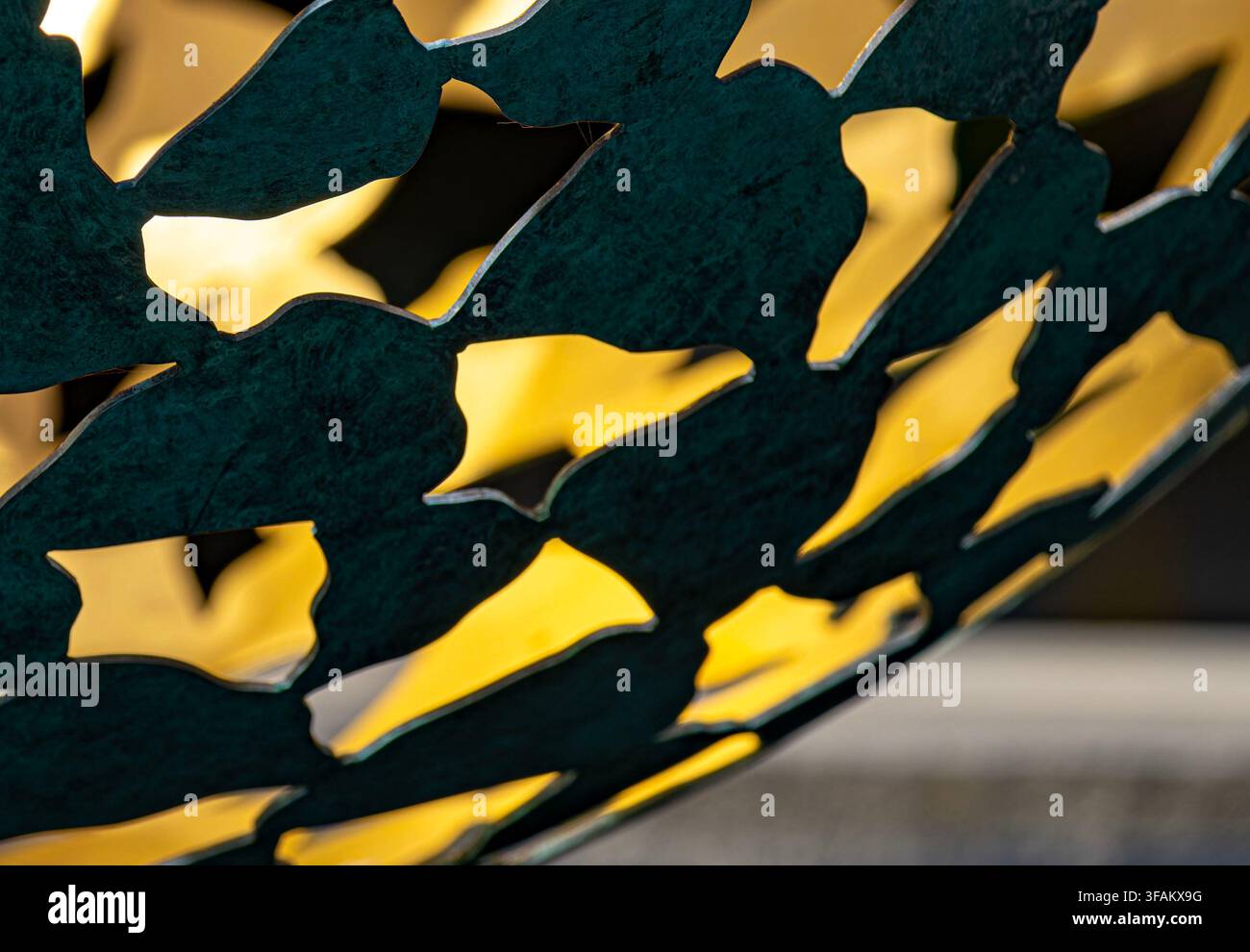 Ein Nahaufnahme-Detail einer dunklen, vergriz-patinierte Bronzeskulptur einer Außensphäre Stockfoto