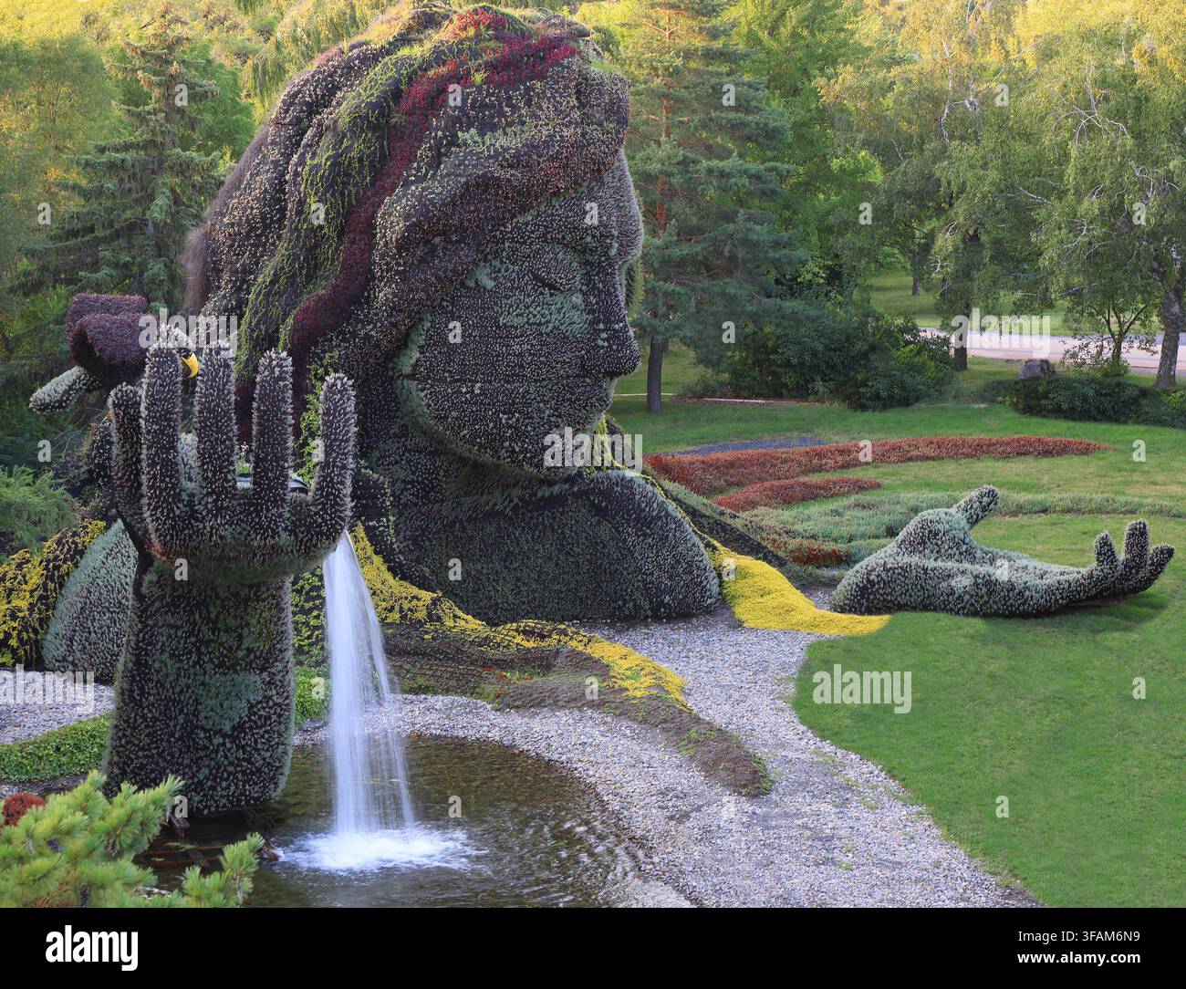 Die Mutter-Erde-Grasskulptur von Montreal ist von indigenen Traditionen inspiriert, dies ist eine Hommage an die Quelle allen Lebens und des Menschen, der Pflanzen und der Tiere. Stockfoto
