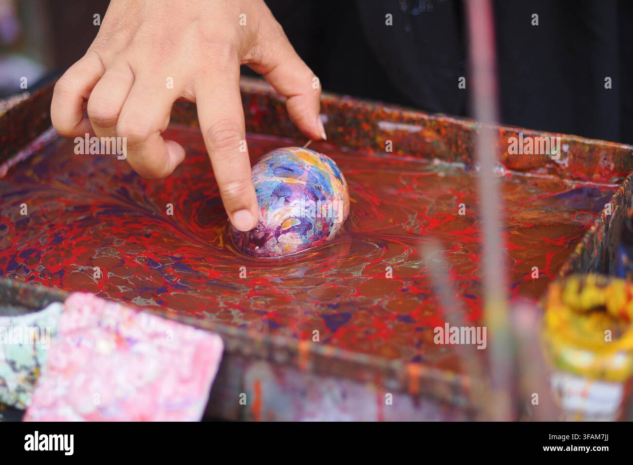 Hand erschafft Kunst auf einem Ei auf dem Markt am Morgen Stockfoto