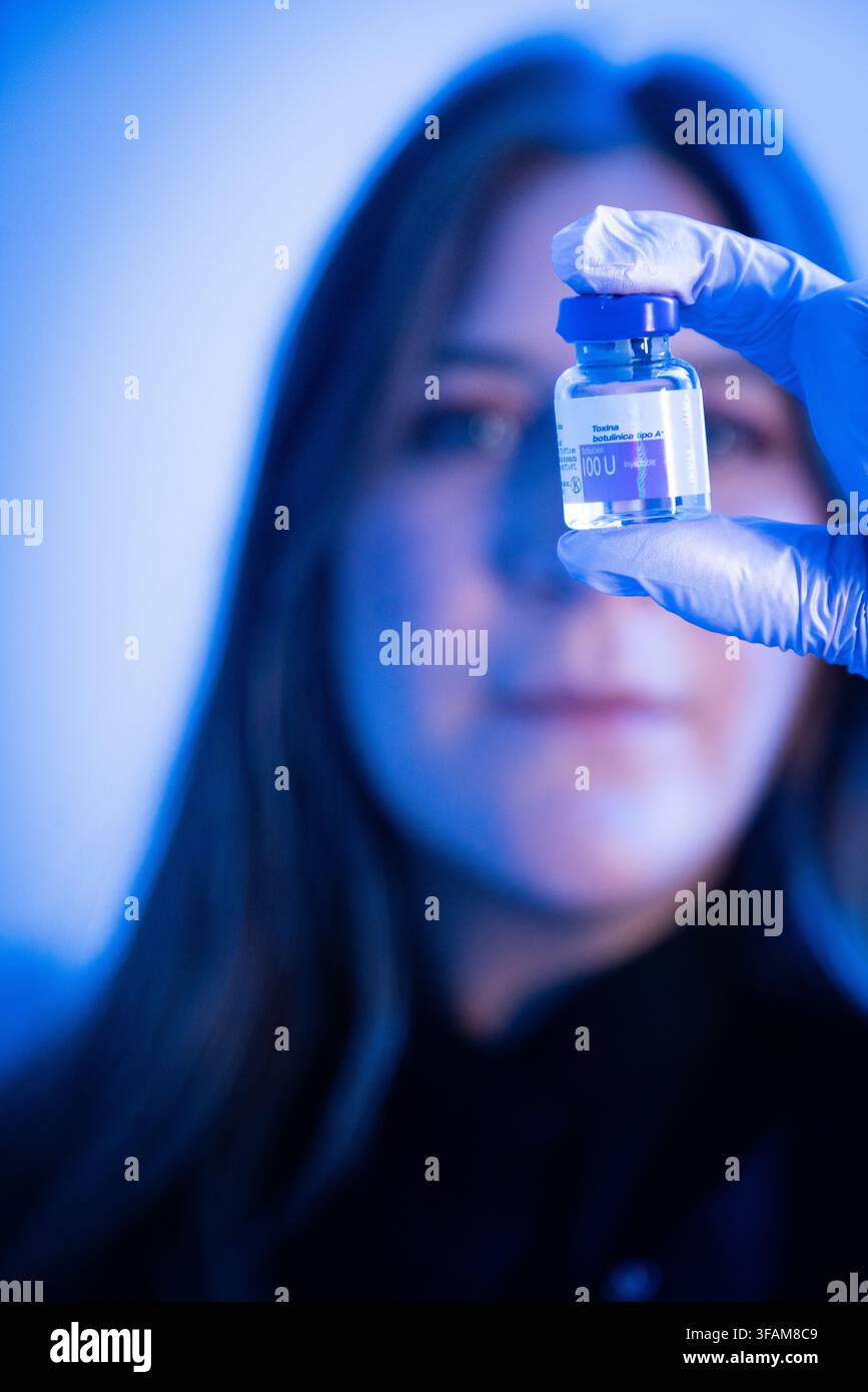 Krankenschwester hält eine Botox-Vialle in behandschuhter Hand Stockfoto