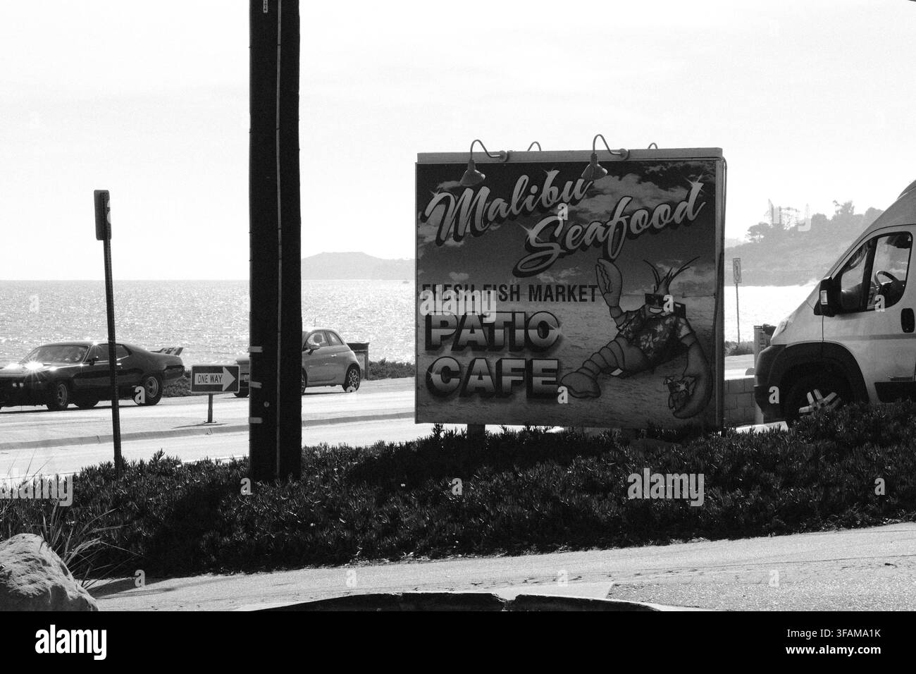 Straßenschild für Malibu Seafood Fresh Fish Market und Patio Cafe neben dem Pacific Coast Highway in Malibu, Kalifornien. Stockfoto