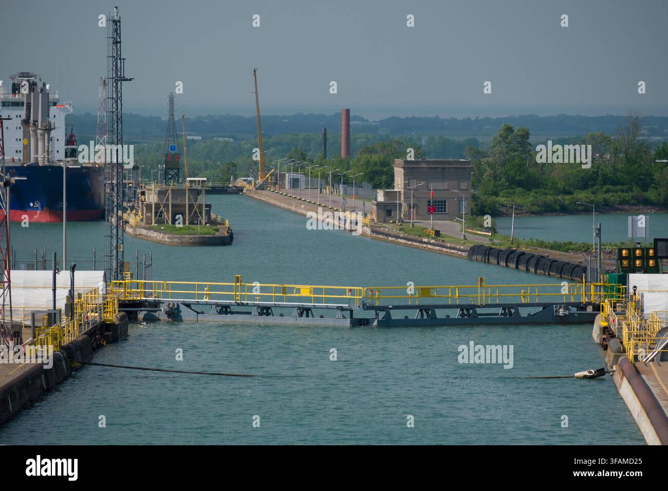 Schleuse 5 des Welland-Schiffkanals in Thorold, Ontario, ermöglicht den Passage von großen Handelsschiffen zwischen unterschiedlichen Wasserspiegeln. Dieses wichtige C Stockfoto