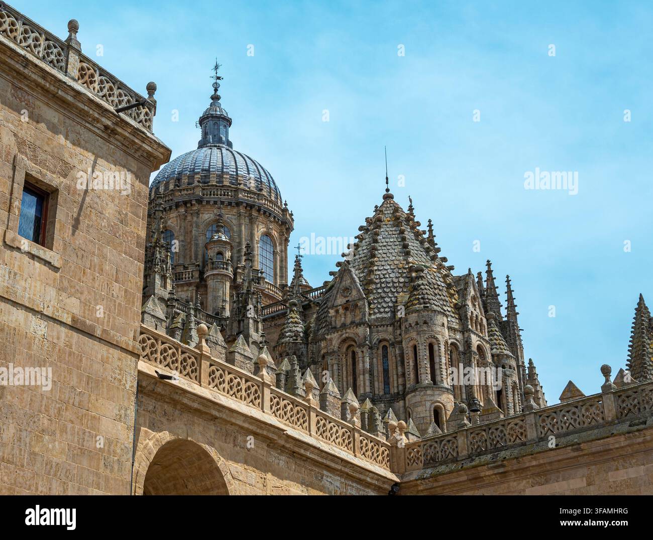Cimborrio und Kuppel der gotischen Kathedrale aus dem 16. Jahrhundert in Salamanca, Spanien Stockfoto