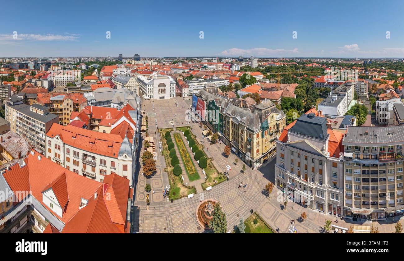 Luftpanoramablick auf den Siegesplatz, das Nationaltheater und die Stadtsilhouette in Timisoara, Rumänien Stockfoto