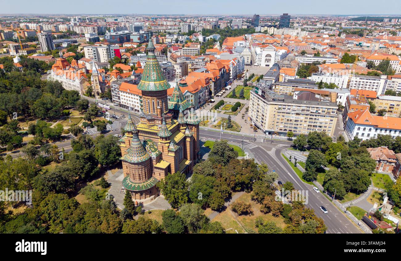 Luftaufnahme der Timisoara-Orthodoxen Kathedrale, des Siegesplatzes und der Stadtsilhouette, Rumänien Stockfoto