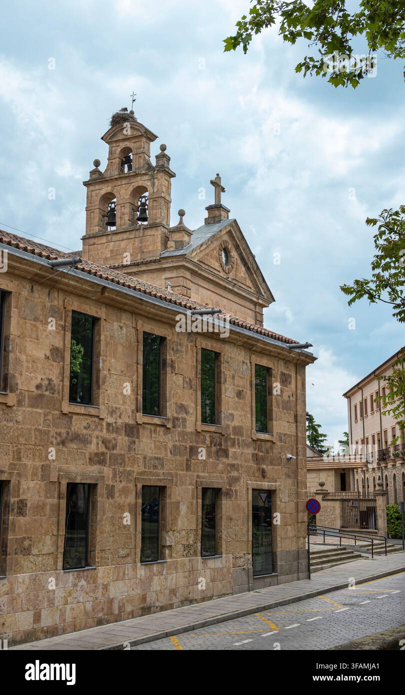 Eine Straße in Salamanca mit der Kirche San Pablo im Hintergrund, Spanien Stockfoto