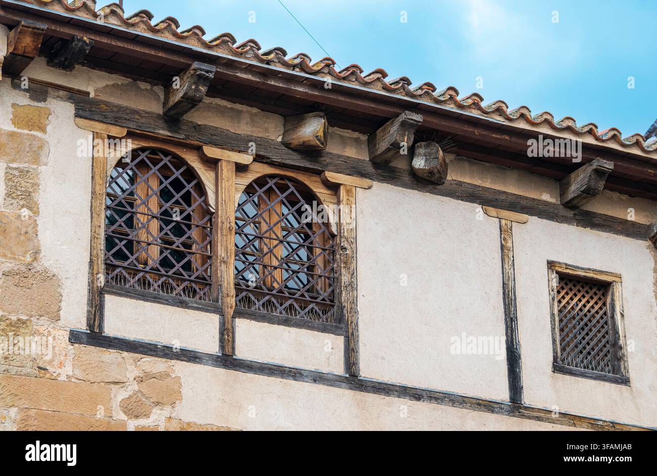 Fenster mit Holzrahmen im mittelalterlichen Stil und Architektur in Salamanca Stockfoto