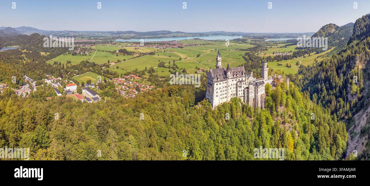 Luftpanoramablick auf das Schloss Neuschwanstein mit Alpenlandschaft und Seen nahe Füssen, Bayern, Deutschland Stockfoto