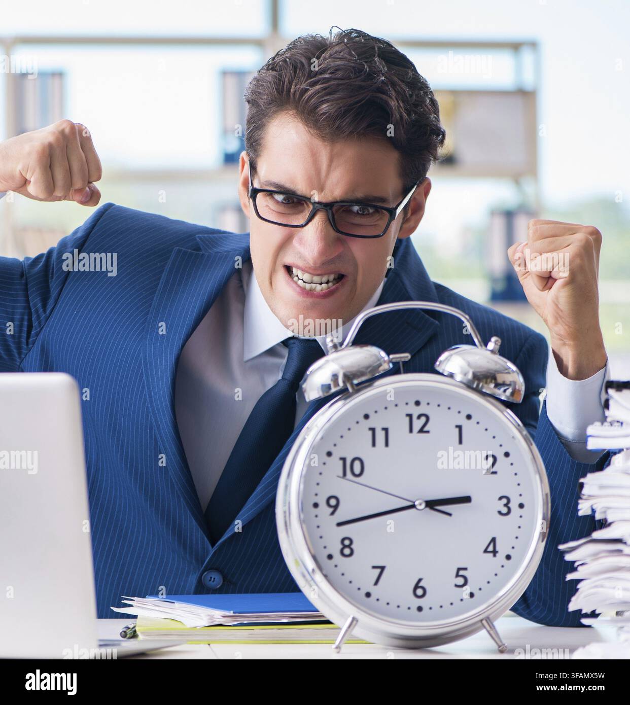 Geschäftsmann mit einer riesigen Uhr hält keine Termine und verpasst sie Stockfoto