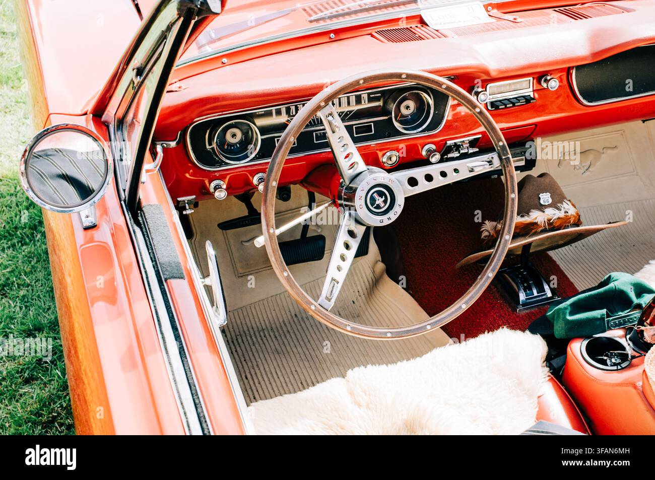 Klassisches Ford-Mustang-Interieur und Armaturenbrett bei einem Oldtimer-Treffen im Hever Castle, Kent, England. Stockfoto