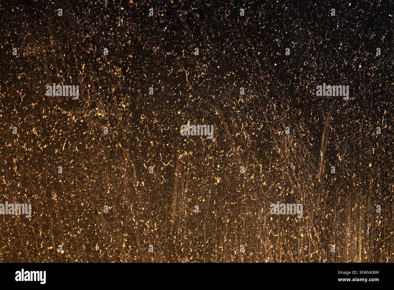 Warme braune zerkratzte und staubige Oberfläche mit vertikalen abgenutzten Markierungen und goldenem Schimmer für einen Vintage-Grunge-Texturrhintergrund Stockfoto