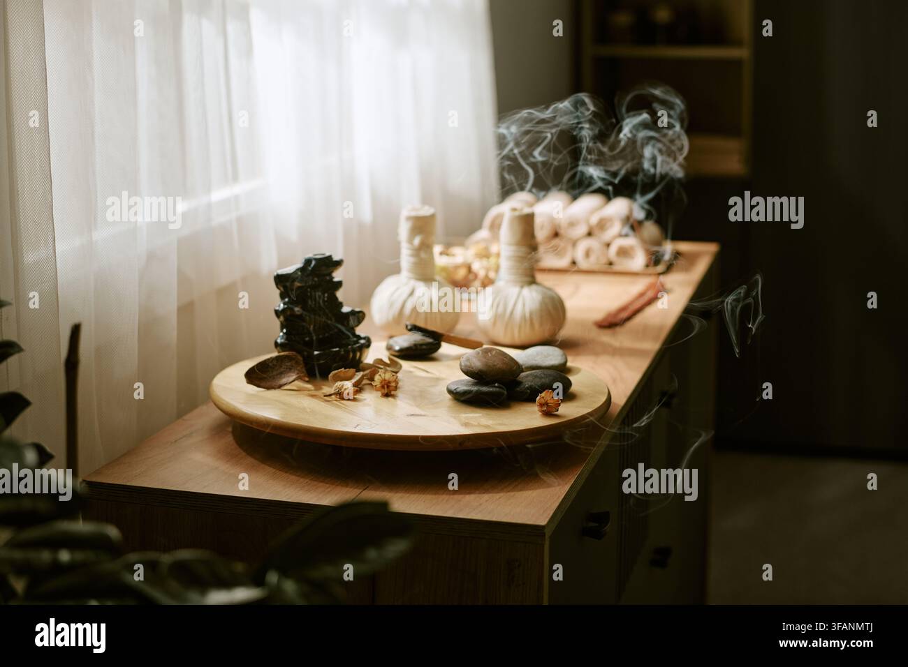 Spa-Zubehör und Kräuterkompressen auf Holztablett Stockfoto