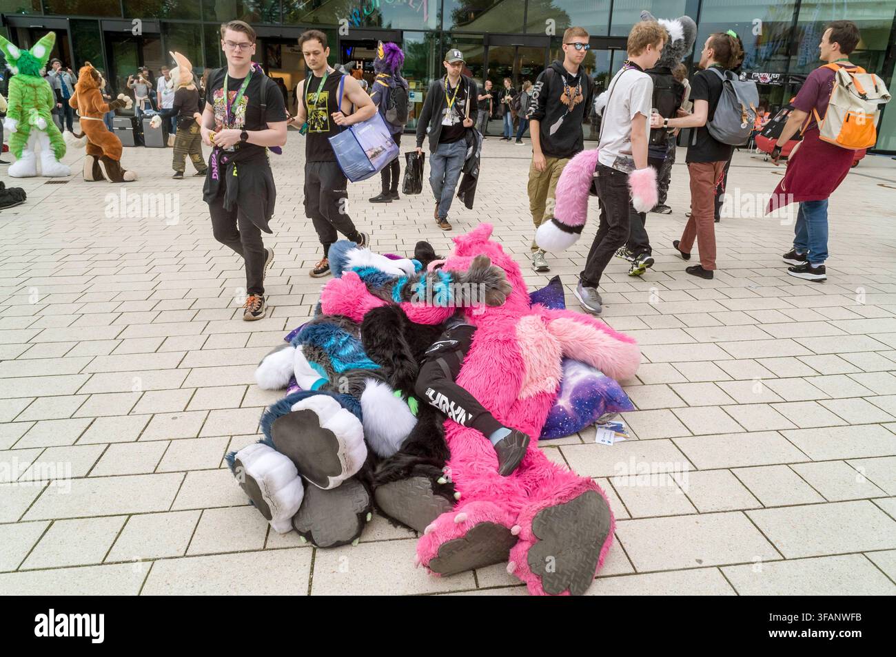 Fursuiter in farbenfrohen Kostümen auf der Eurofurence 30 20260820ad417 20260820ad417 Eurofurence 30 internationale Convention Anthromorphismus Fans Fell, Kostüm, Anthromorphismus, Convention, Fursuit, Furries Subkultur Tier, Cosplay, Event, Community, Pelz, Fantasie, Charakter Furry-Fandom Fantreffen Fursona Community Hobby bunt, kreativ, farbenfroh, verspielt, anthropomorph, flauschig, detailreich, expressiv, lebendig, farbenprächtig, fantasievoll, freudig, dynamisch, kunterbunt, charmant, ausdrucksstark, interagieren, präsentieren, Umarmen, kuscheln verkleiden, darstellen, performen, kommun Stockfoto