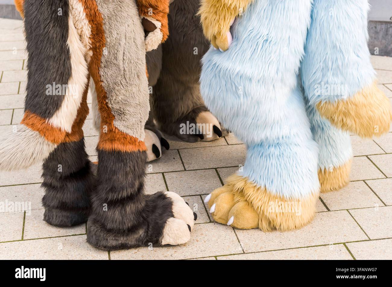 Fursuiter in farbenfrohen Kostümen auf der Eurofurence 30 20260820ad496 20260820ad496 Eurofurence 30 internationale Convention Anthromorphismus Fans Fell, Kostüm, Anthromorphismus, Convention, Fursuit, Furries Subkultur Tier, Cosplay, Event, Community, Pelz, Fantasie, Charakter Furry-Fandom Fantreffen Fursona Community Hobby bunt, kreativ, farbenfroh, verspielt, anthropomorph, flauschig, detailreich, expressiv, lebendig, farbenprächtig, fantasievoll, freudig, dynamisch, kunterbunt, charmant, ausdrucksstark, interagieren, präsentieren, verkleiden, darstellen, performen, kommunizieren, genießen, Stockfoto