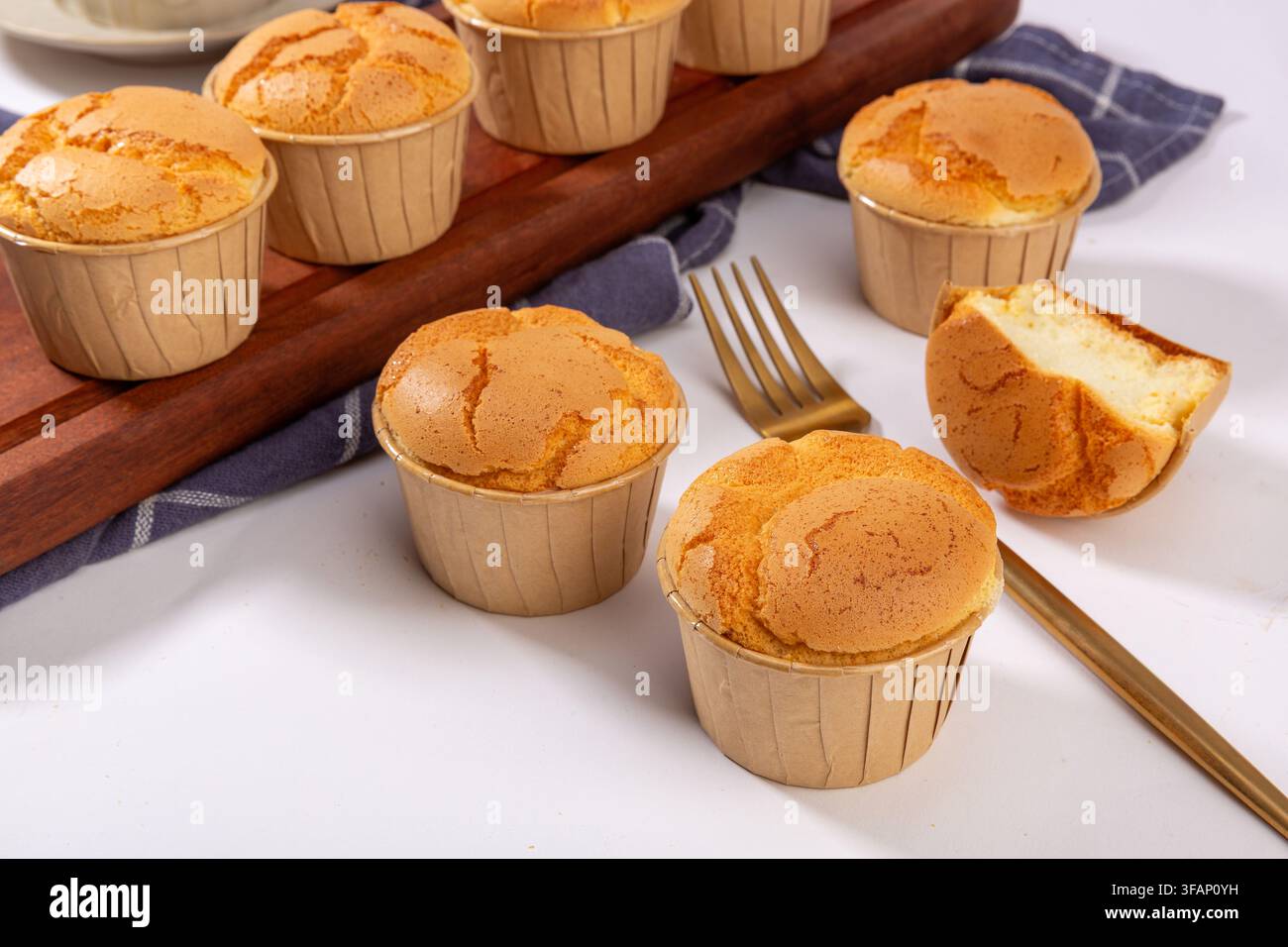 Frisch gebackene Reismehl-Schaum Muffins kühlen auf einem Drahtgestell Stockfoto