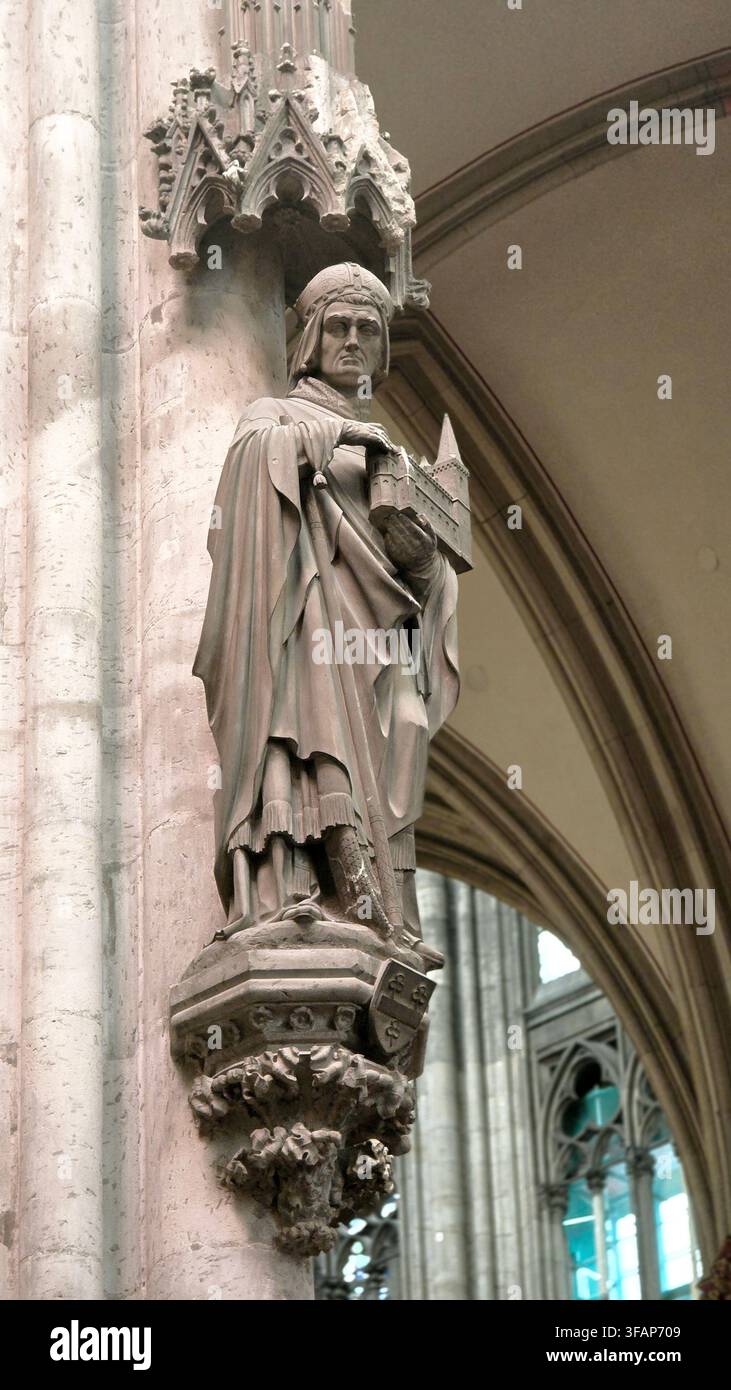 Historische Steinstatue mit gotischen architektonischen Details im Kölner Dom in Köln, Deutschland. Stockfoto