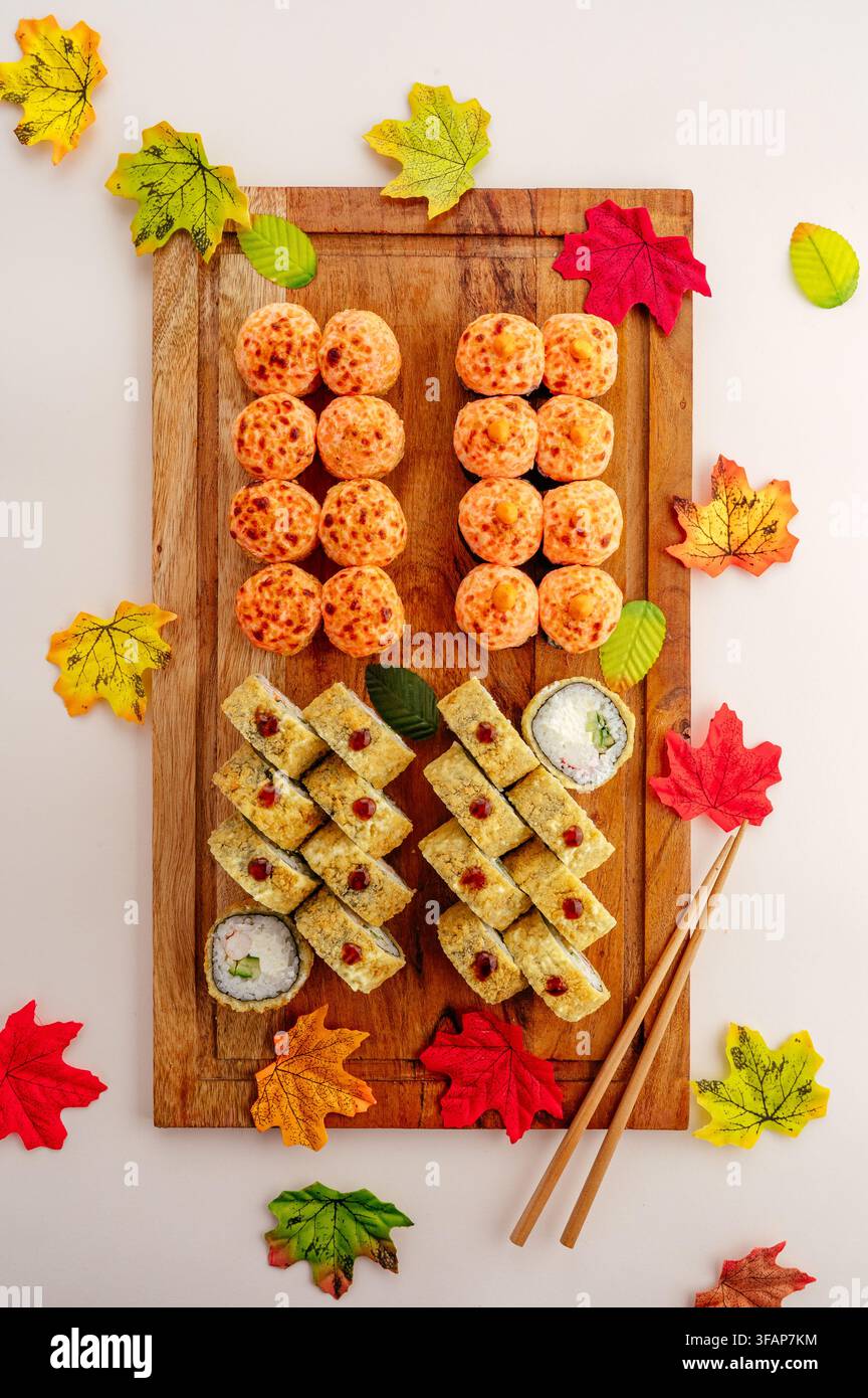 Gebackener und Tempura-Sushi mit Herbstblättern Stockfoto
